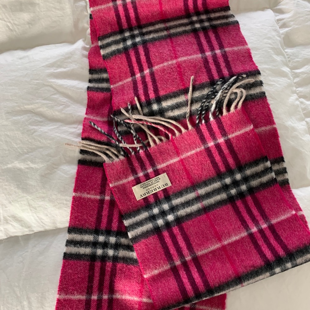 Child size Burberry scarf. Pink.